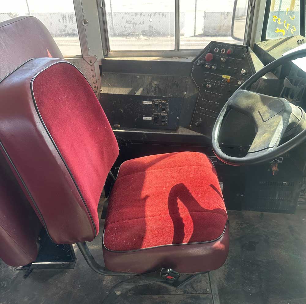 インターナショナルスクールバス運転席画像