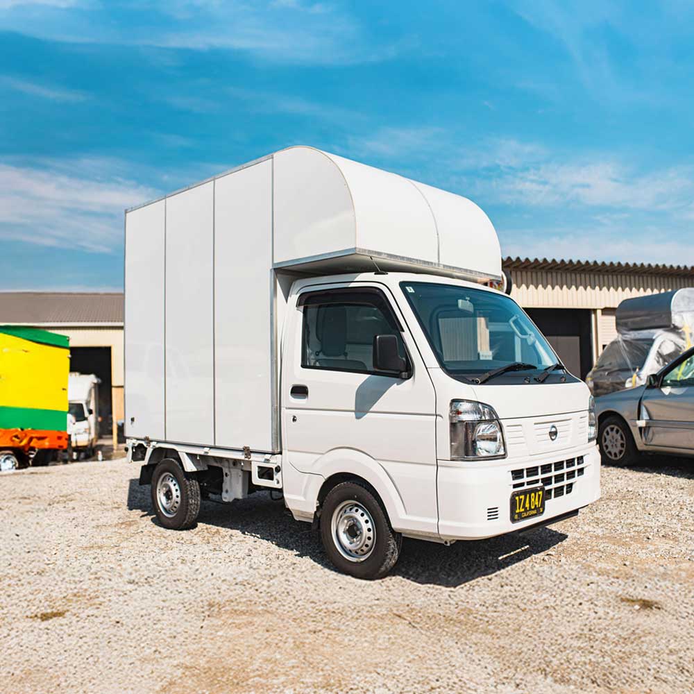 日産NT100右向斜め前画像
